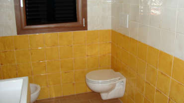 Rivestimento bagno con piastrelle in ceramica 20×20