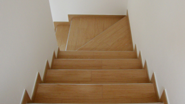 Rivestimento scala con gres porcellanato finto legno